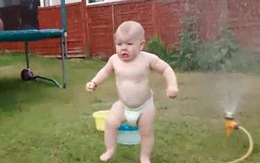 Phản ứng đáng yêu của em bé khi gặp phải... vòi phun nước 